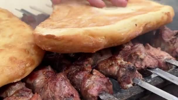 带有烤面包的猪肉绞架 — 图库视频影像