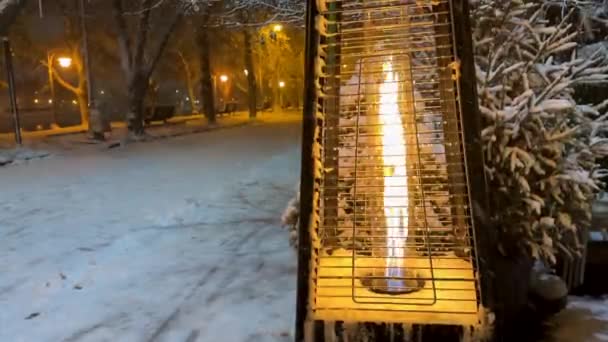 街上咖啡店附近的室外燃气加热器 — 图库视频影像