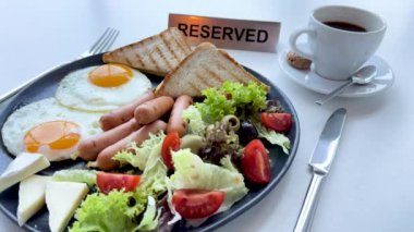 Kızarmış yumurtalı, marullu, domates salatalı, kızarmış tost sosisli, peynirli, büyük tabakta, kahve..