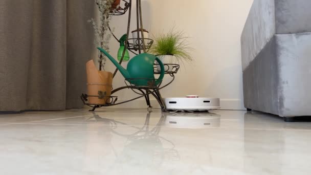 Pulizia Dell Appartamento Robot Aspirapolvere Lavaggio Vicino Filmati Alta Qualità — Video Stock