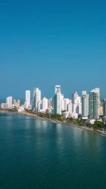 Bocagrande semti, Kolombiya hava manzaralı lüks dairelerin ve otellerin güzel manzarası dikey. Yüksek kaliteli FullHD görüntüler