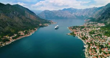 Kotor Körfezi 'ndeki Karadağ' da kırmızı evler yolcu gemisi ve dağlarda seyrediyor.