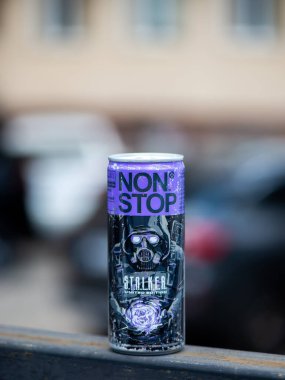 Kyiv, Ukrayna - 07 Ağustos 2024: Cans No Stop Stalker Moonlight enerji içeceği fotokopi alanı arka planı dikey.