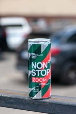 Kyiv, Ukrayna - 07 Ağustos 2024: Cans Non Zoom enerji içeceği Yeni Ürün Grubu dikey üretimi.