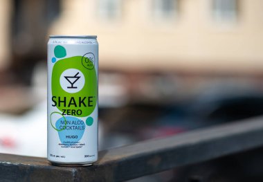 Kyiv, Ukrayna - 09 Ağustos 2024: Can SHAKE ZERO ALCOHOL COCKTAILS HUGO 0. 25l Yeni Ürün Grubu yapımı.