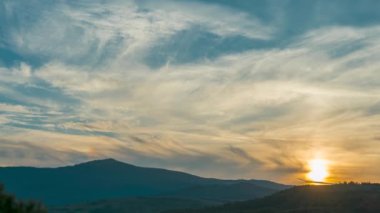 Golden Hour Dağ Zamanı. Yuvarlanan Tepelerin Üzerindeki Gökyüzü.