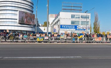 Kyiv, Ukrayna, 17 Kasım 2024: Rusya 'da esir tutulan Ukrayna ordusunun, özellikle de Azov alayının askerleri ve deniz piyadelerinin serbest bırakılmasını talep eden bir protesto gösterisi.