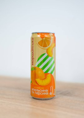 Kiev, Ukrayna - 23 Kasım 2024: 0,33l Morshynska Limonatası ile portakal ve şeftali aromalı IDS üretimi.