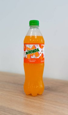 Kiev, Ukrayna - 23 Kasım 2024: Evcil hayvan 0.5l meşrubat Mirinda Orange Zero Sugar Pepsico prodüksiyon.