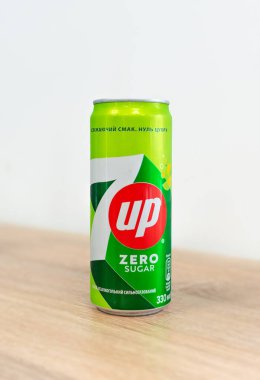 Kiev, Ukrayna - 23 Kasım 2024: 0.33l meşrubat 7UP Sıfır Şeker Pepsico 'nun tadını alabilir.
