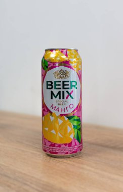 Kiev, Ukrayna - 23 Kasım 2024: 0,5 Bira Karışık Mango aromalı Obolon üretimi.