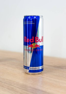 Kiev, Ukrayna - 23 Kasım 2024: Can 0.355l Red Bull Orijinal enerji içeceği.