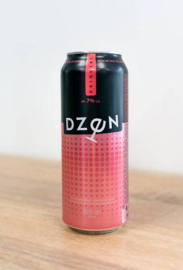 Kiev, Ukrayna - 23 Kasım 2024: 0,5 Dzen düşük alkollü Daiquiri aromalı Obolon üretebilir.