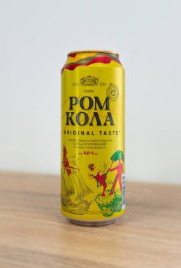 Kiev, Ukrayna - 23 Kasım 2024: 0,5 düşük alkol kokteyli Rum Kola Obolon üretebilir.