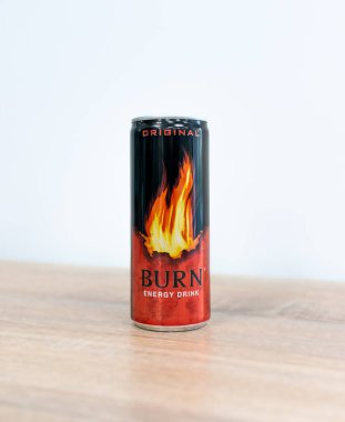 Kiev, Ukrayna - 23 Kasım 2024: Can 0.25l Burn Original energy drink on Blur background Coca Cola production.