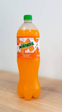Kiev, Ukrayna - 23 Kasım 2024: Evcil hayvan 10L meşrubat Mirinda Orange Zero Sugar Pepsico prodüksiyon tadı.