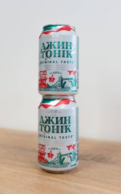 Kiev, Ukrayna - 23 Kasım 2024: 0,33 düşük alkollü kokteyl Gin Tonik Obolon üretebilir.