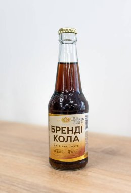 Kiev, Ukrayna - 23 Kasım 2024: Şişe 0,33 düşük alkollü Brandy Cola kokteyli Obolon.