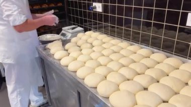 Geleneksel Pişirme: Hamur Hazırlama. Esnaf Baker Şekil Taze Hamur.
