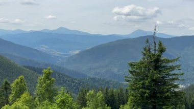 Ukrayna Karpatya dağları Hoverla 'daki Panorama manzara manzarası. Yüksek kalite 4k görüntü