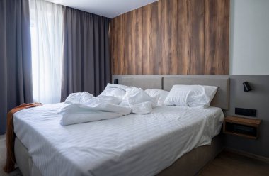 Kırışık Çarşaflı ve Sabah Atmosferli Minimalist Otel Odası Tasarımı. 