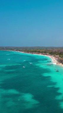 Turkuaz Suları ve Beyaz Kum Sahili hiper hızıyla Tropikal Cennet 'in Havadan Görünümü