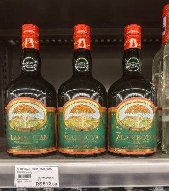 Grand Bay, Mauritius - 29 Ocak 2025 Flamboyant Vieux Rhum 'un Ürün Sergisi, Mauritius' tan bir Oak Aged Rum. Yüksek kalite fotoğraf