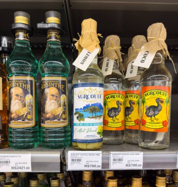 Grand Bay, Mauritius - 29 Ocak 2025: Rodrigues ve Mauritius 'tan Pere Kermanns Absinthe ve Surcouff Cocktail Punch içeren Store Shelf View. Yüksek kalite fotoğraf