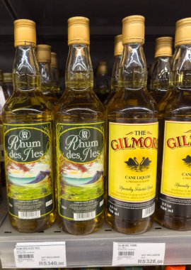Grand Bay, Mauritius - 29 Ocak 2025: Rhum des Iles Bileşik Ruh ve The Gilmore Cane İçki Şişeleri Perakende Rafında. Yüksek kalite fotoğraf