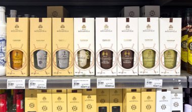 Grand Bay, Mauritius - 29 Ocak 2025: Boxed Bougainville Rum Lezzetleri Altın, Beyaz, Vanilya, Vieux Domaine, Limonçimen Satılık. Yüksek kalite fotoğraf