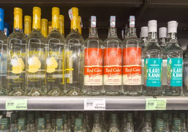 Grand Bay, Mauritius - 29 Ocak 2025: Mauritian Alkol Seçimi: Cyclone, Saint Aubin Red Cane, and Labourdonnais Karo Kann with Price Tags. Yüksek kalite fotoğraf