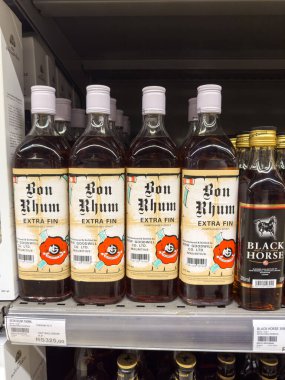 Grand Bay, Mauritius - 29 Ocak 2025: Perakende Rafında Bon Rhum Extra Fin Bileşik Ruhu sergilendi. Yüksek kalite fotoğraf
