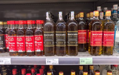 Mauritius Grand Bay, Mauritius - 29 Ocak 2025: Supermarket rafındaki Rhum de Vie, BACCARA Black Label ve BACCARA Red Label. Yüksek kalite fotoğraf