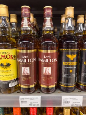 Grand Bay, Mauritius - 29 Ocak 2025: Lord Hamilton Nadir Lezzet ve Napolyon Mağaza Rafında Ruhları Bileşik Şişeler. Yüksek kalite fotoğraf