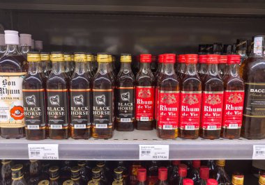 Grand Bay, Mauritius - 29 Ocak 2025: 350ml Liquor Bottles: BLACK HORSE ve Rhum de Vie Satılık. Yüksek kalite fotoğraf