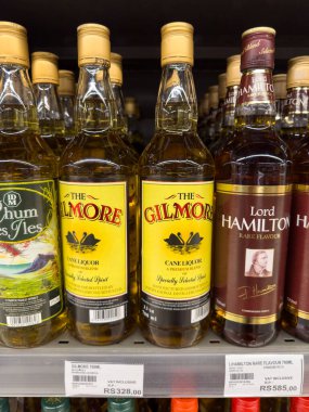 Grand Bay, Mauritius - 29 Ocak 2025 Mauritian Liquors: The Gilmore and Lord Hamilton Mards with Price Tags. Yüksek kalite fotoğraf