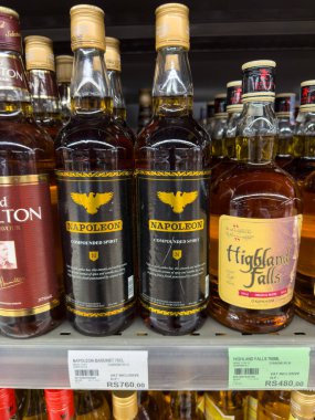 Grand Bay, Mauritius - 29 Ocak 2025 Napolyon Bileşik Ruhu ve Highland Falls Orijinal Karışık Şelaleleri Perakende Rafında. Yüksek kalite fotoğraf