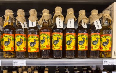 Grand Bay, Mauritius - 29 Ocak 2025: Mauritius 'tan Surcouff Cocktail Punch Vanille, Island Recipe Rum. Yüksek kalite fotoğraf