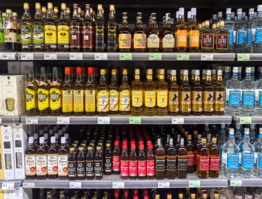 Grand Bay, Mauritius - 29 Ocak 2025: Mauritian Store 'da Rum, Likör ve Ruhlar dahil olmak üzere çeşitli alkol şişeleri. Yüksek kalite fotoğraf
