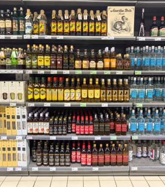 Grand Bay, Mauritius - 29 Ocak 2025: Supermarket raflarındaki Yerel ve Uluslararası Ruhların Kapsamlı Çeşitliliği. Yüksek kalite fotoğraf