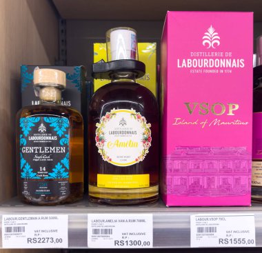 Grand Bay, Mauritius - 29 Ocak 2025: Beyefendiler Tekli Fıçı, Amelia Ruby Liman Fıçısı ve VSOP dahil olmak üzere üst düzey Labourdonnais Rums seçimleri, perakende rafında