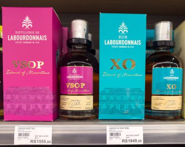 Grand Bay, Mauritius - 29 Ocak 2025: Labourdonnais VSOP ve XO premium rums perakende satış rafında hediye kutuları ile sergilendi.