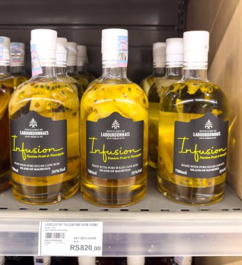 Grand Bay, Mauritius - 29 Ocak 2025: Labourdonnais Infüzyon Passion Fruit ve Pineapple rum şişeleri süpermarket rafında sergilenmektedir..