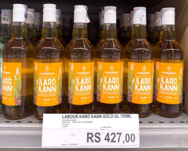 Grand Bay, Mauritius - 29 Ocak 2025: Perakende satış rafında sergilenen Labourdonnais Karo Kann Gold rom şişeleri.