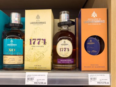Grand Bay, Mauritius - 29 Ocak 2025: Labourdonnais Rums şişeleri ve ambalajları: 1771 Konyak Fıçısı ve Lady Blue.