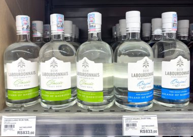 Grand Bay, Mauritius - 29 Ocak 2025 Labourdonnais Classic and Original white rums, saf şeker kamışı suyundan yapılmış, perakende rafında..