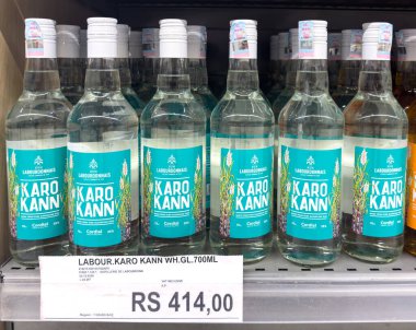 Grand Bay, Mauritius - 29 Ocak 2025: Labourdonnais Karo Kann beyaz rom şişeleriyle dolu perakende raf