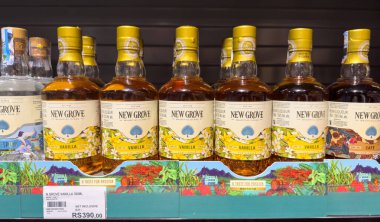 Grand Bay, Mauritius - 29 Ocak 2025: New Grove Vanilla Rum Likörü şişeleri satılığa çıkarıldı..