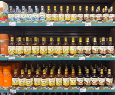 Grand Bay, Mauritius - 29 Ocak 2025: Çeşitli New Grove rom ve rom likörü şişeleriyle dolu birden fazla mağaza rafları.
