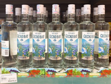 Grand Bay, Mauritius - 29 Ocak 2025: Birçok şişe New Grove Gecko Körfezi Silver Rum bir perakende rafında düzenlendi. Yüksek kalite fotoğraf